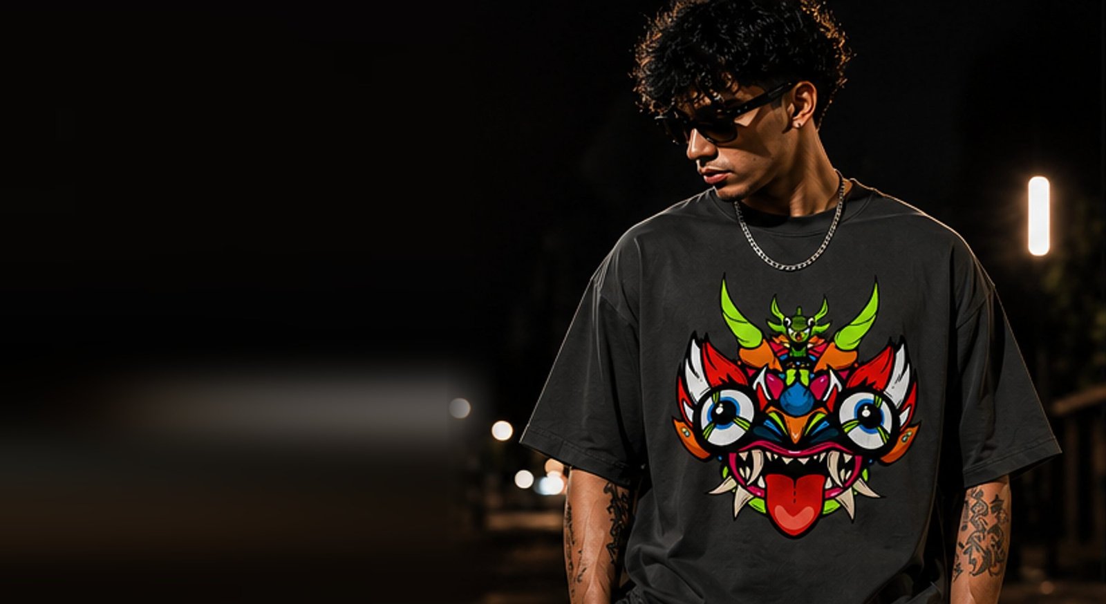 Modelo con un polo oversize Diablada de noche