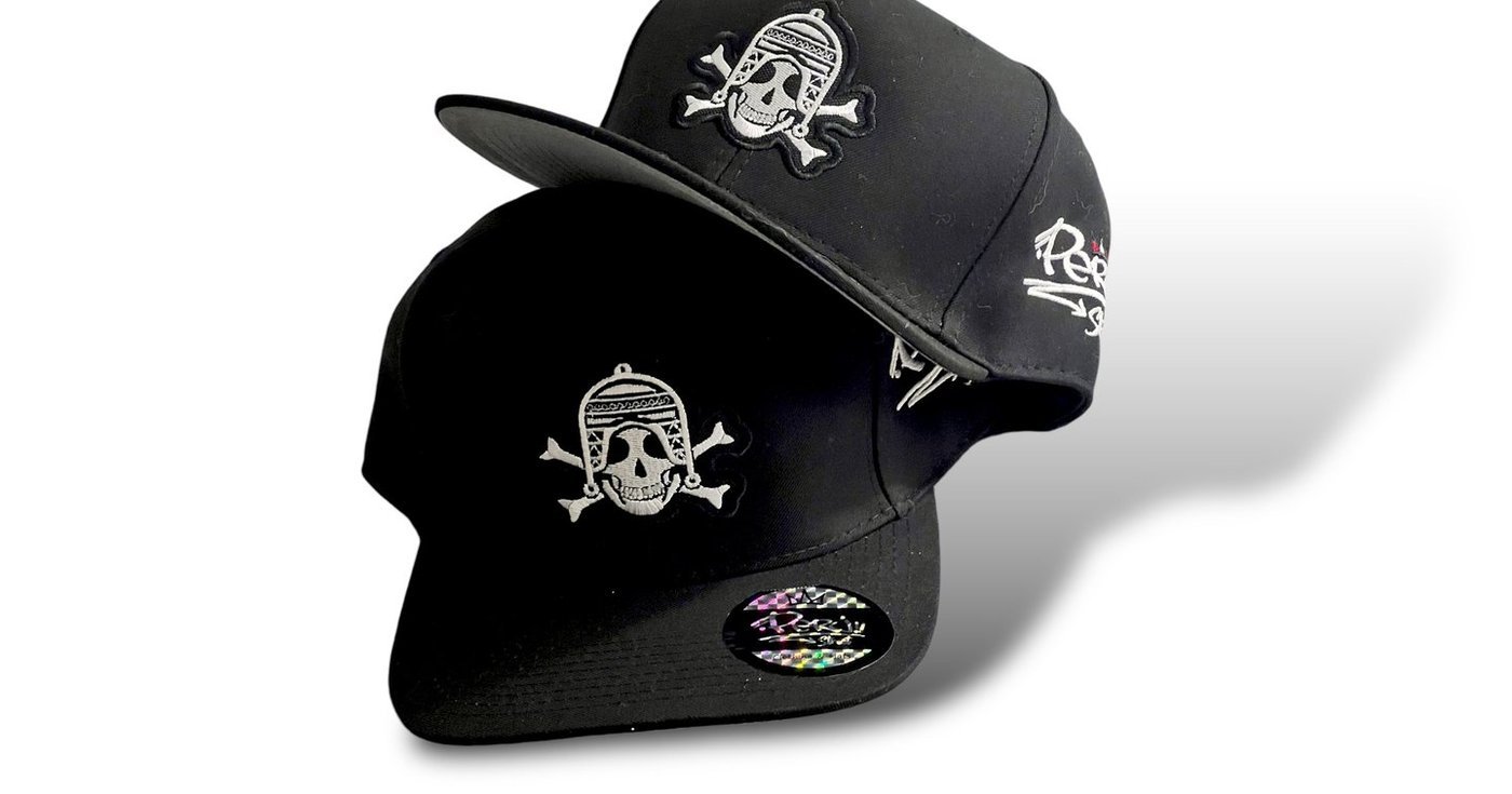 Snapback negra con gráfico de calavera andina, toda negra