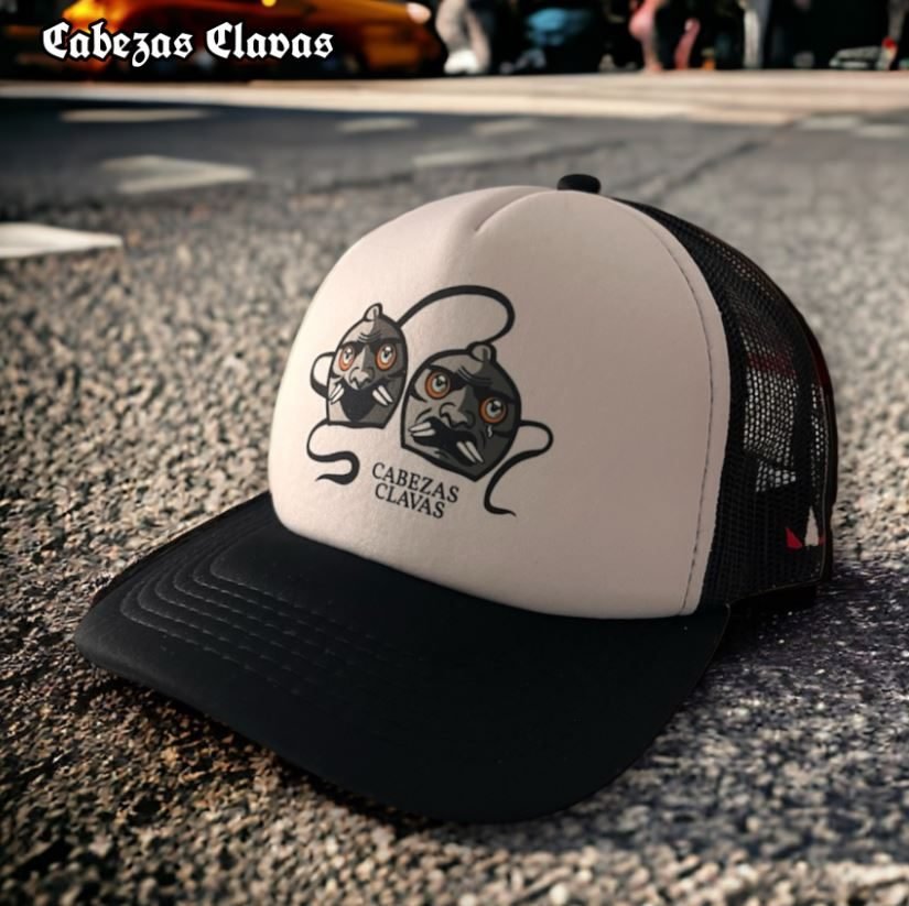 Gorra trucker blanca y negra con gráfico Cabezas Clavas