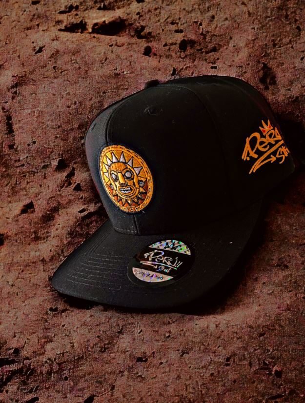 Snapback negra con parche dorado del sol Inti