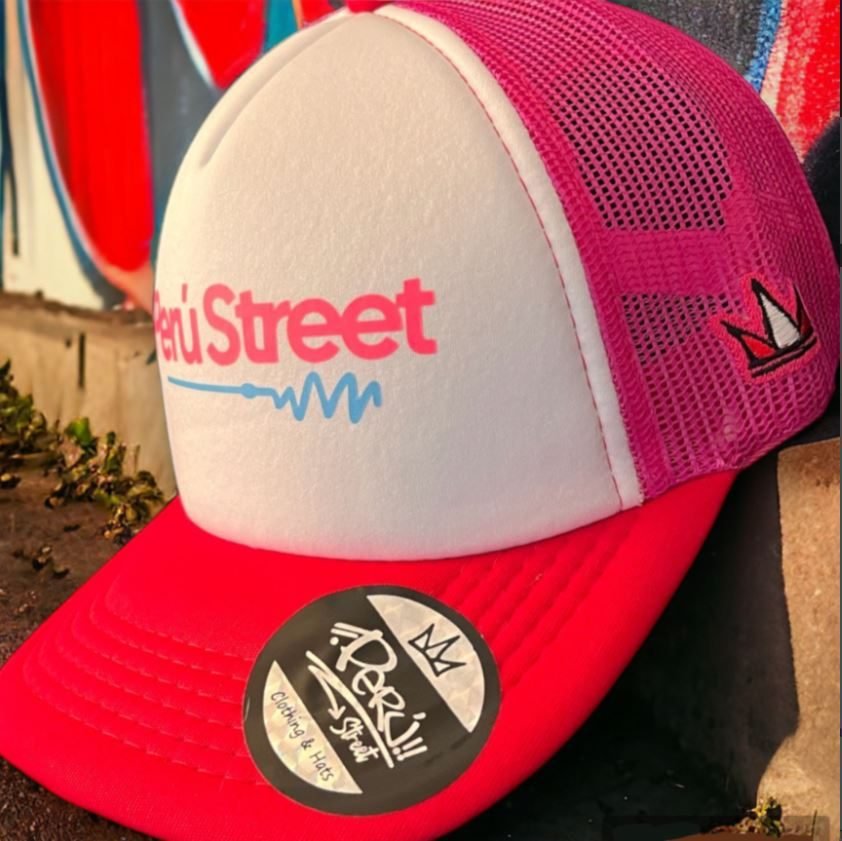 Gorra trucker rosa y blanca de espuma con logo de Peru Street