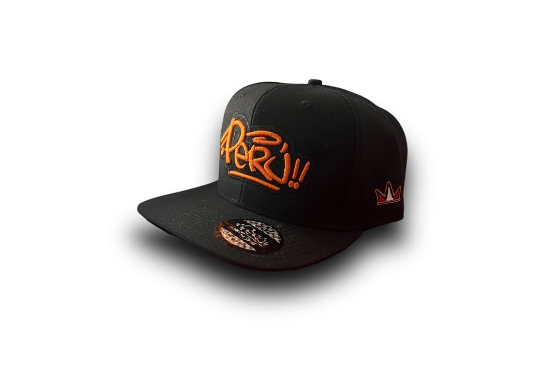 Snapback negra con gráfico naranja de Perú